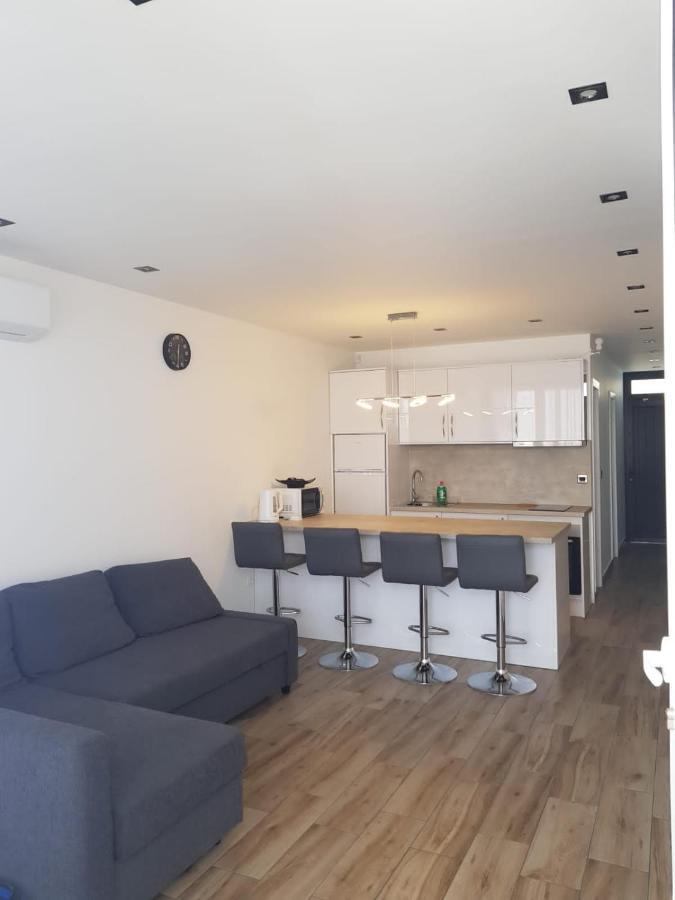 Family Comfortable Apartment أرونا المظهر الخارجي الصورة