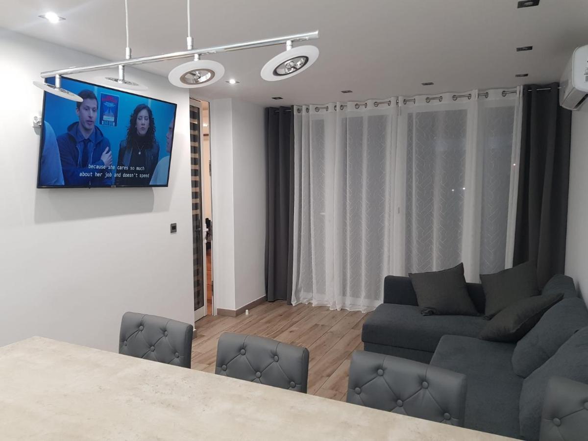 Family Comfortable Apartment أرونا المظهر الخارجي الصورة