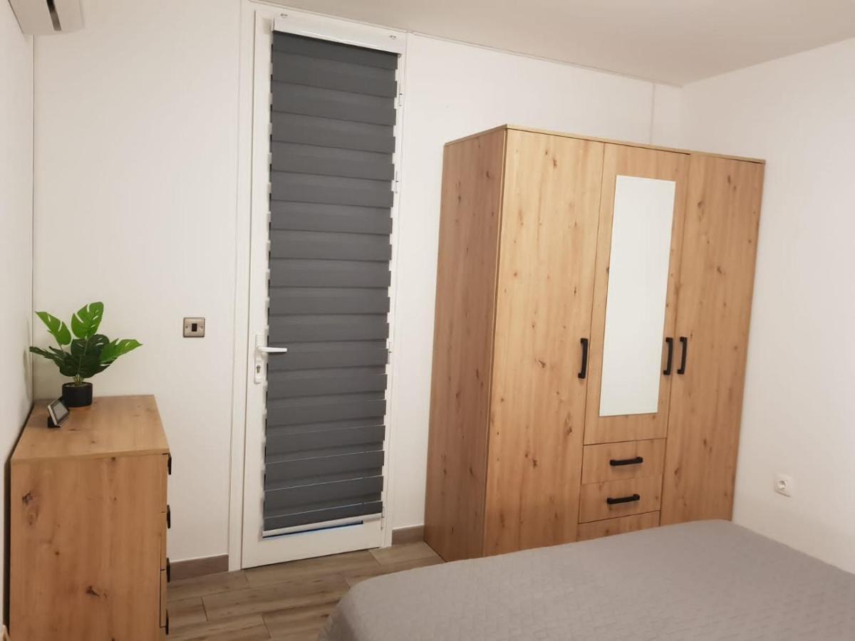 Family Comfortable Apartment أرونا المظهر الخارجي الصورة